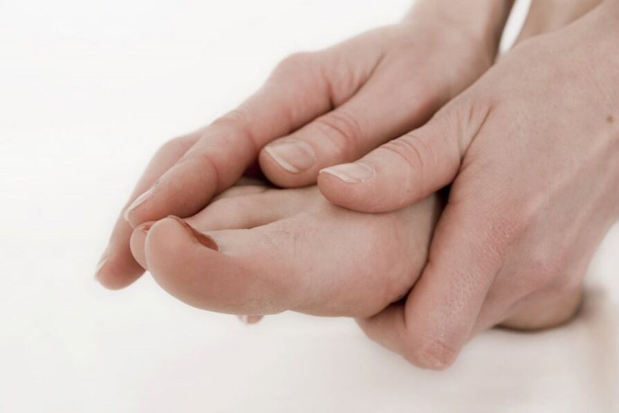 After a long walk, the unpleasant feelings in the joints can be removed with a massage