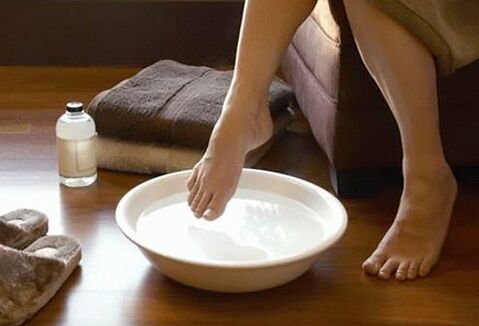 Evening joint pain is not a disease, it can be removed with folk remedies such as a hot bath