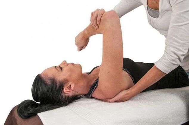 The treatment of arthrosis of the shoulder joint should be started with a consultation with a specialist. 